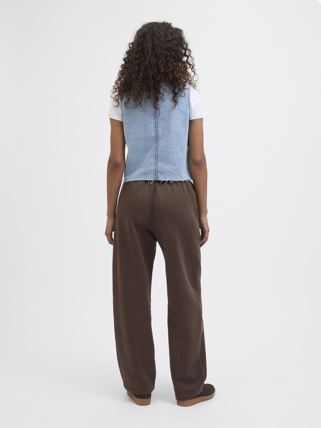 model_shot-back